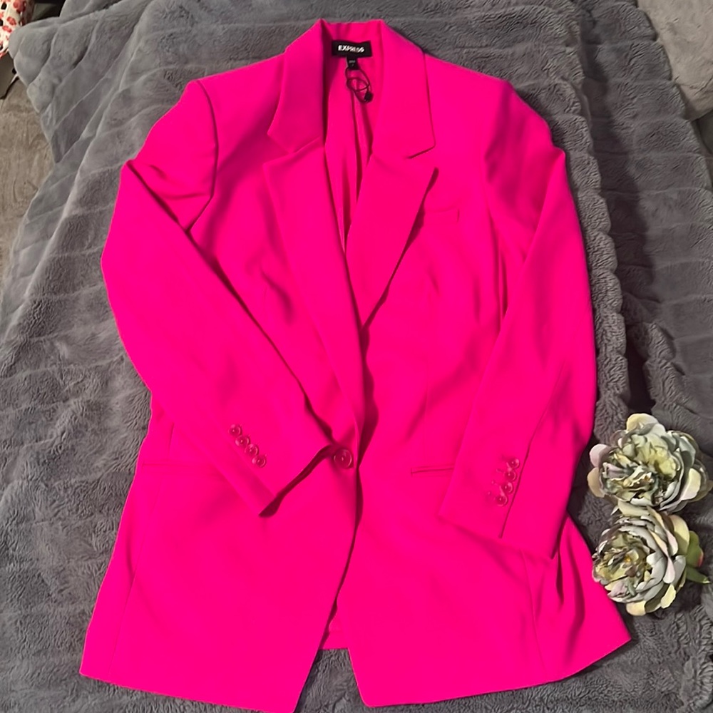 MUST HAVE! Such a chic hot pink blazer